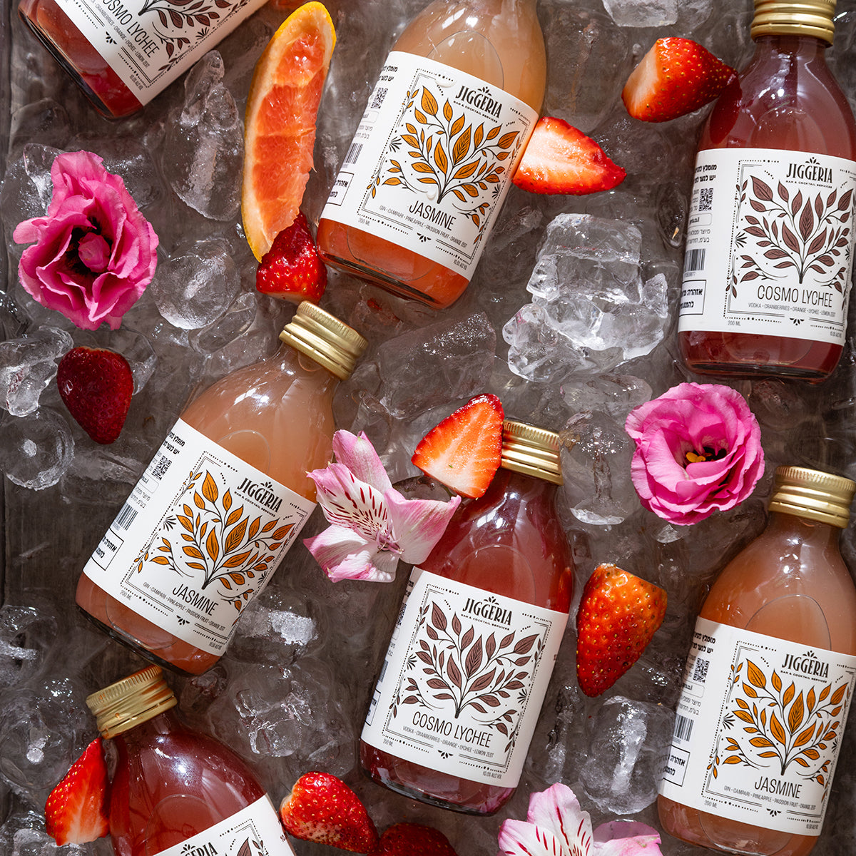 קוקטיילים מבוקבקים מוגשים על קרח באירוע חברה